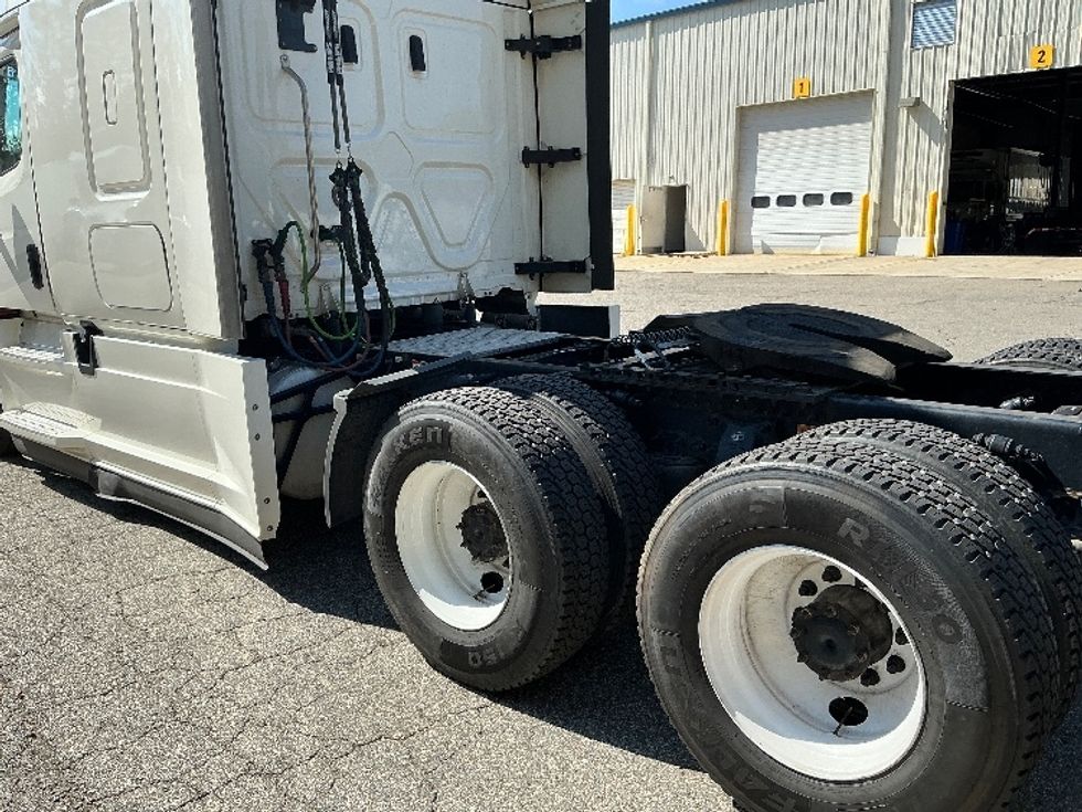 Sleeper Tractor-Heavy Duty Tractors-Freightliner-2021-T12664ST-Prince George-VA-653,203\n\t\tmiles-$ 46,750 - Image 23