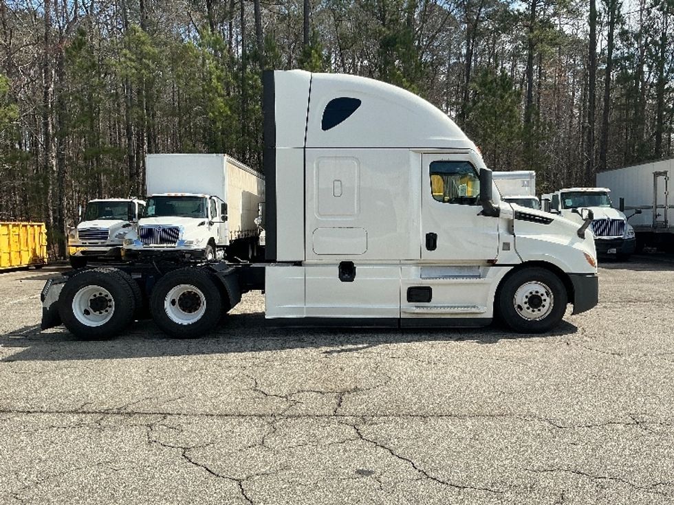 Sleeper Tractor-Heavy Duty Tractors-Freightliner-2021-T12664ST-Prince George-VA-653,203\n\t\tmiles-$ 46,750 - Image 8