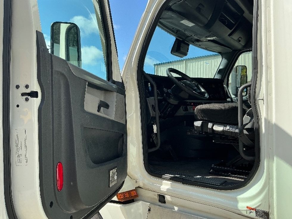 Sleeper Tractor-Heavy Duty Tractors-Freightliner-2021-T12664ST-Prince George-VA-653,203\n\t\tmiles-$ 46,750 - Image 9