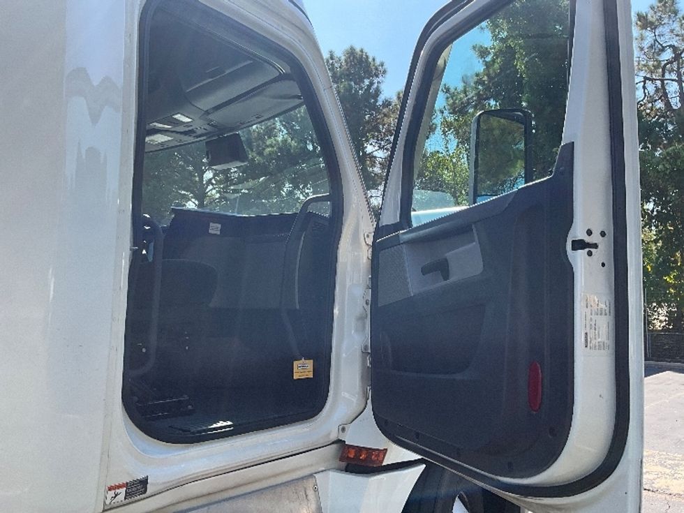 Sleeper Tractor-Heavy Duty Tractors-Freightliner-2021-T12664ST-Raleigh-NC-528,749\n\t\tmiles-$ 62,500 - Image 13