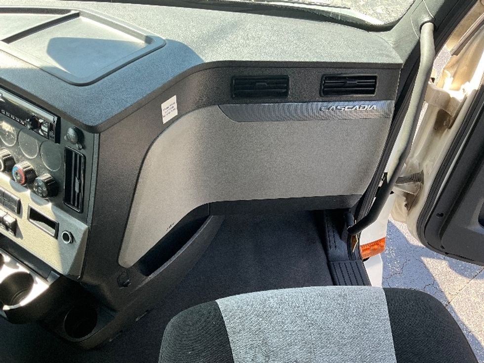 Sleeper Tractor-Heavy Duty Tractors-Freightliner-2021-T12664ST-Raleigh-NC-528,749\n\t\tmiles-$ 62,500 - Image 14