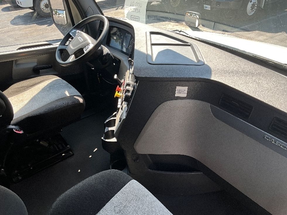 Sleeper Tractor-Heavy Duty Tractors-Freightliner-2021-T12664ST-Raleigh-NC-528,749\n\t\tmiles-$ 62,500 - Image 15