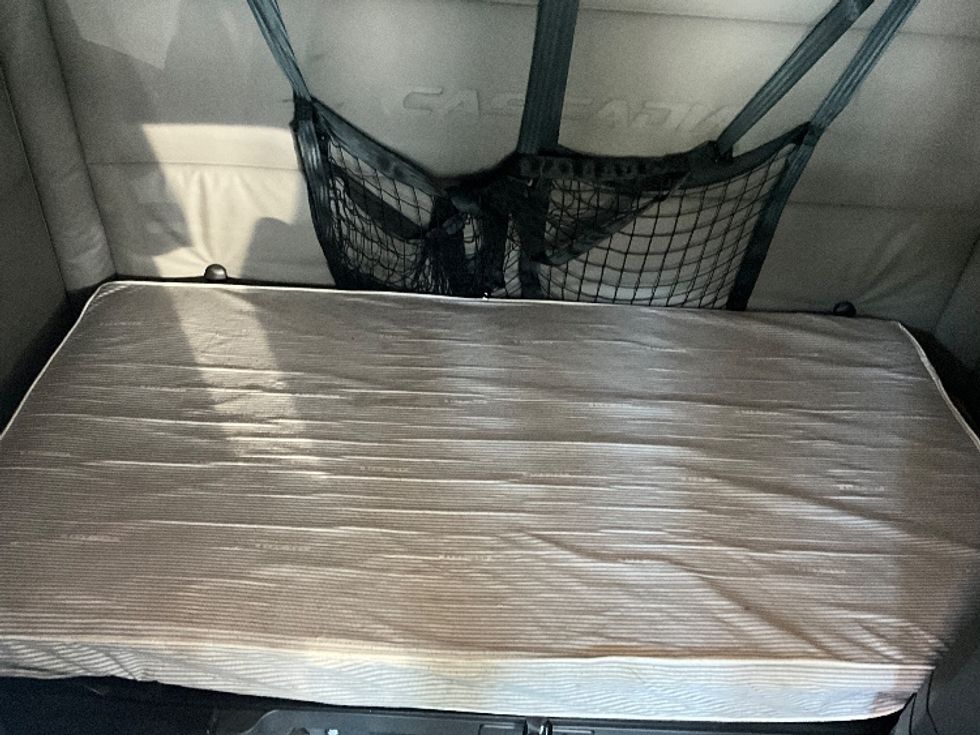 Sleeper Tractor-Heavy Duty Tractors-Freightliner-2021-T12664ST-Raleigh-NC-528,749\n\t\tmiles-$ 62,500 - Image 17