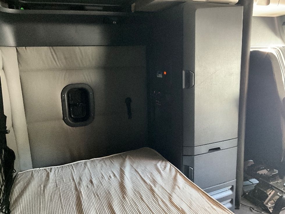 Sleeper Tractor-Heavy Duty Tractors-Freightliner-2021-T12664ST-Raleigh-NC-528,749\n\t\tmiles-$ 62,500 - Image 18