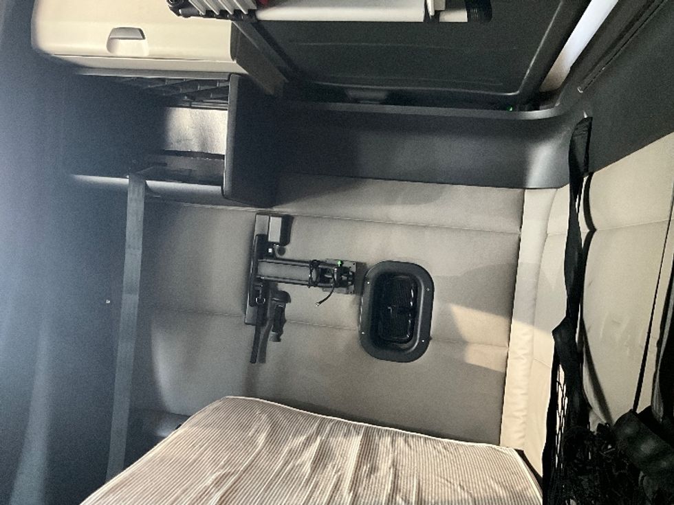 Sleeper Tractor-Heavy Duty Tractors-Freightliner-2021-T12664ST-Raleigh-NC-528,749\n\t\tmiles-$ 62,500 - Image 19