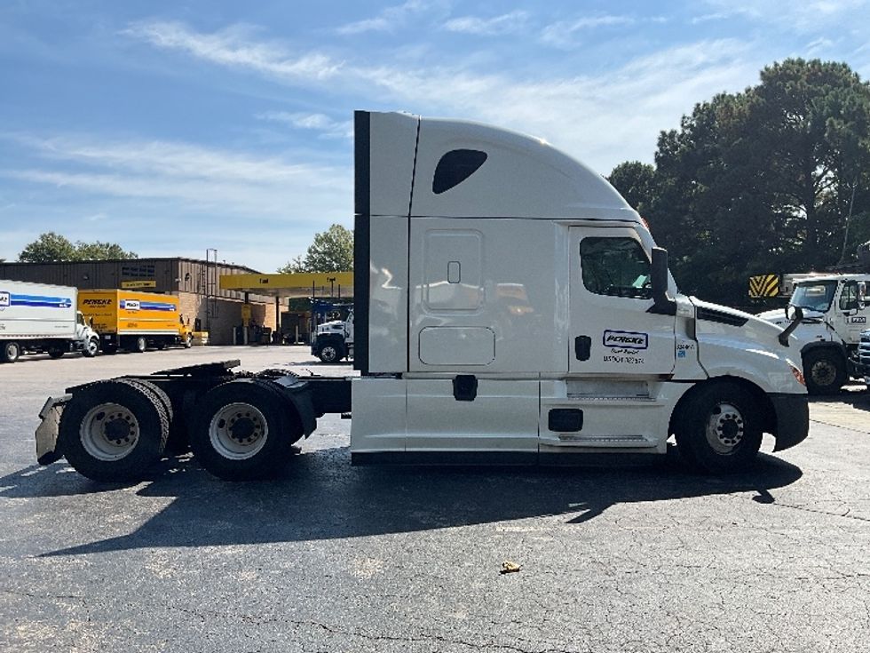 Sleeper Tractor-Heavy Duty Tractors-Freightliner-2021-T12664ST-Raleigh-NC-528,749\n\t\tmiles-$ 62,500 - Image 8