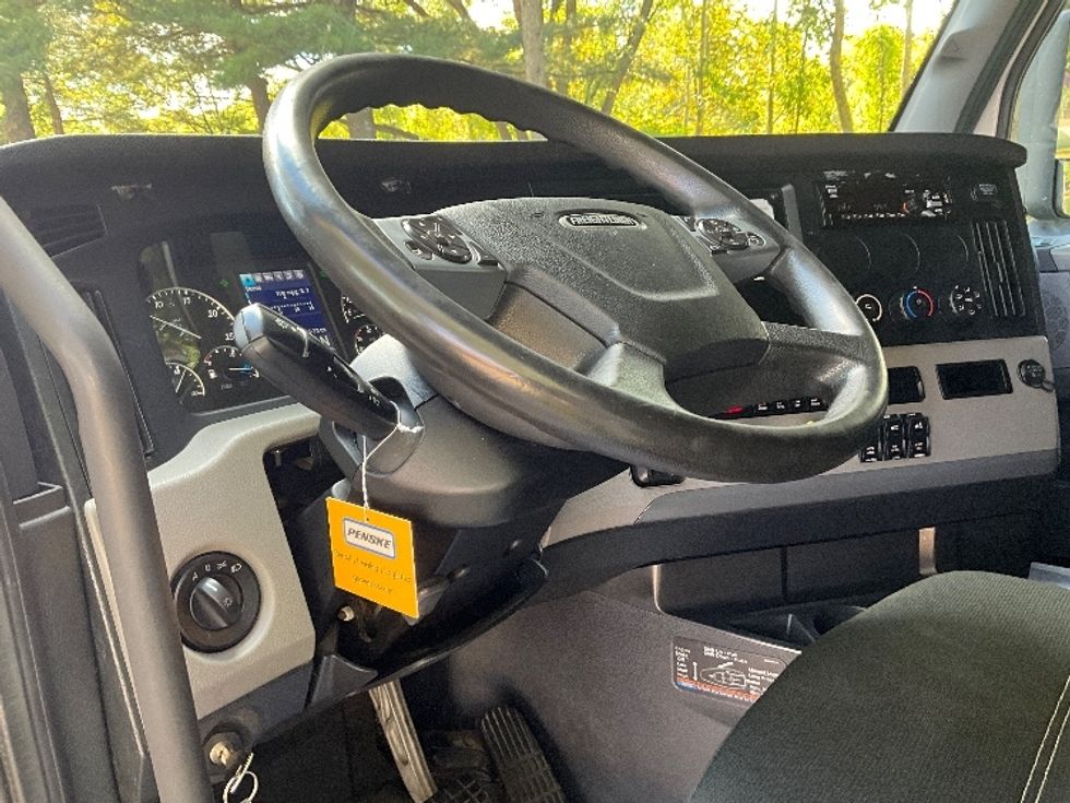 Sleeper Tractor-Heavy Duty Tractors-Freightliner-2021-T12664ST-Reading-PA-617,933\n\t\tmiles-$ 53,000 - Image 10