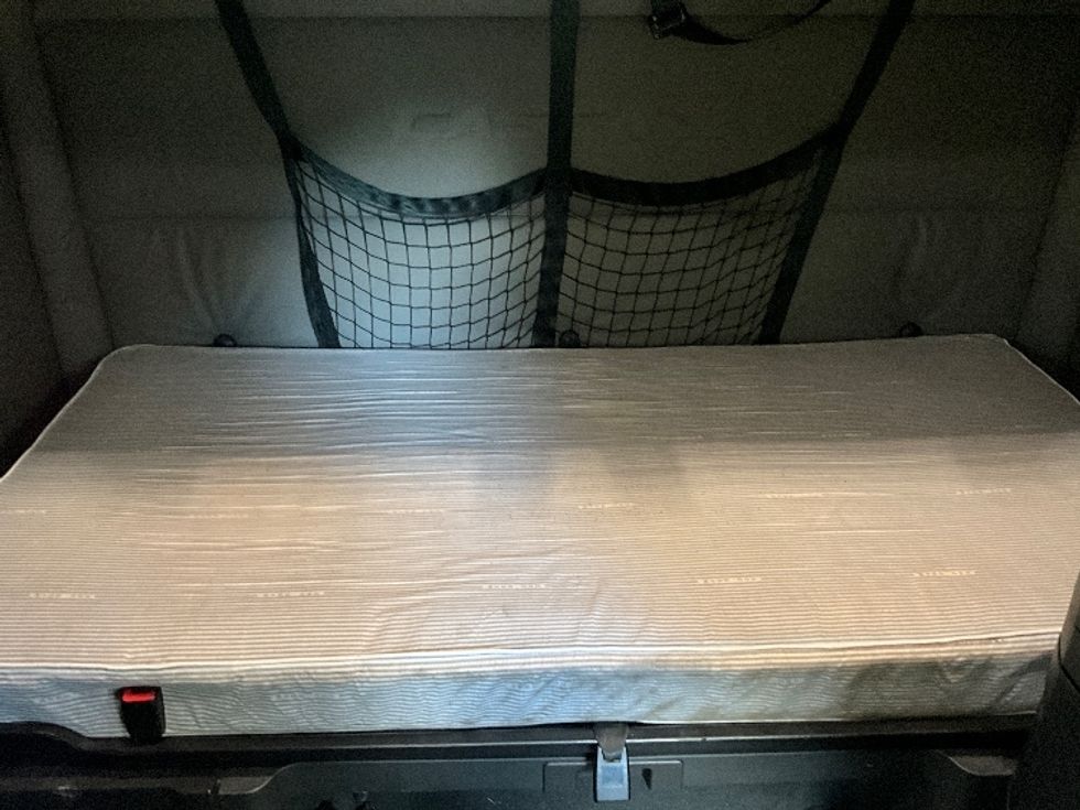 Sleeper Tractor-Heavy Duty Tractors-Freightliner-2021-T12664ST-Reading-PA-617,933\n\t\tmiles-$ 53,000 - Image 17