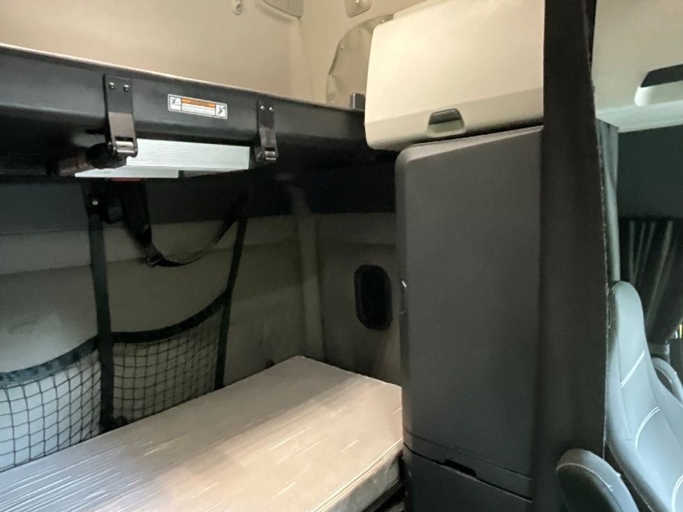 Sleeper Tractor-Heavy Duty Tractors-Freightliner-2021-T12664ST-Reading-PA-617,933\n\t\tmiles-$ 53,000 - Image 18