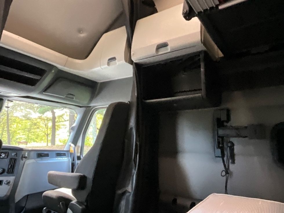 Sleeper Tractor-Heavy Duty Tractors-Freightliner-2021-T12664ST-Reading-PA-617,933\n\t\tmiles-$ 53,000 - Image 19