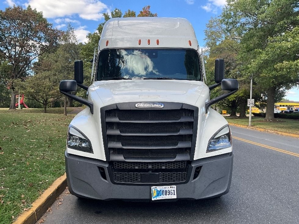 Sleeper Tractor-Heavy Duty Tractors-Freightliner-2021-T12664ST-Reading-PA-617,933\n\t\tmiles-$ 53,000 - Image 2