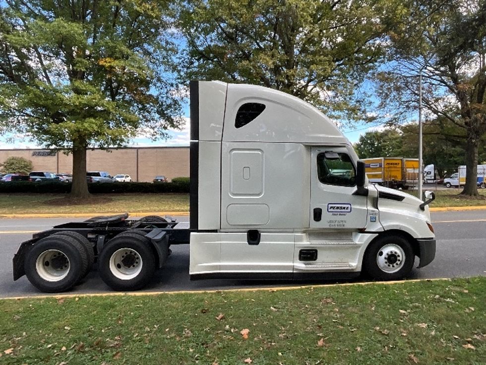 Sleeper Tractor-Heavy Duty Tractors-Freightliner-2021-T12664ST-Reading-PA-617,933\n\t\tmiles-$ 53,000 - Image 8
