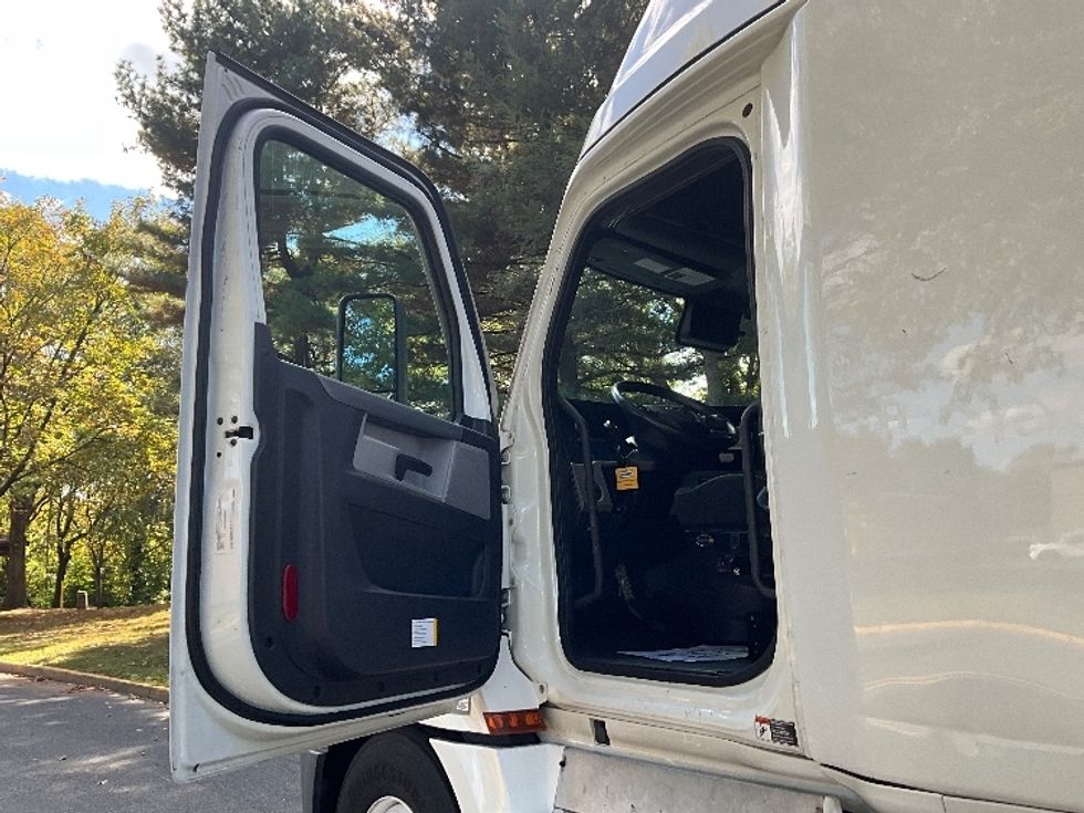 Sleeper Tractor-Heavy Duty Tractors-Freightliner-2021-T12664ST-Reading-PA-617,933\n\t\tmiles-$ 53,000 - Image 9