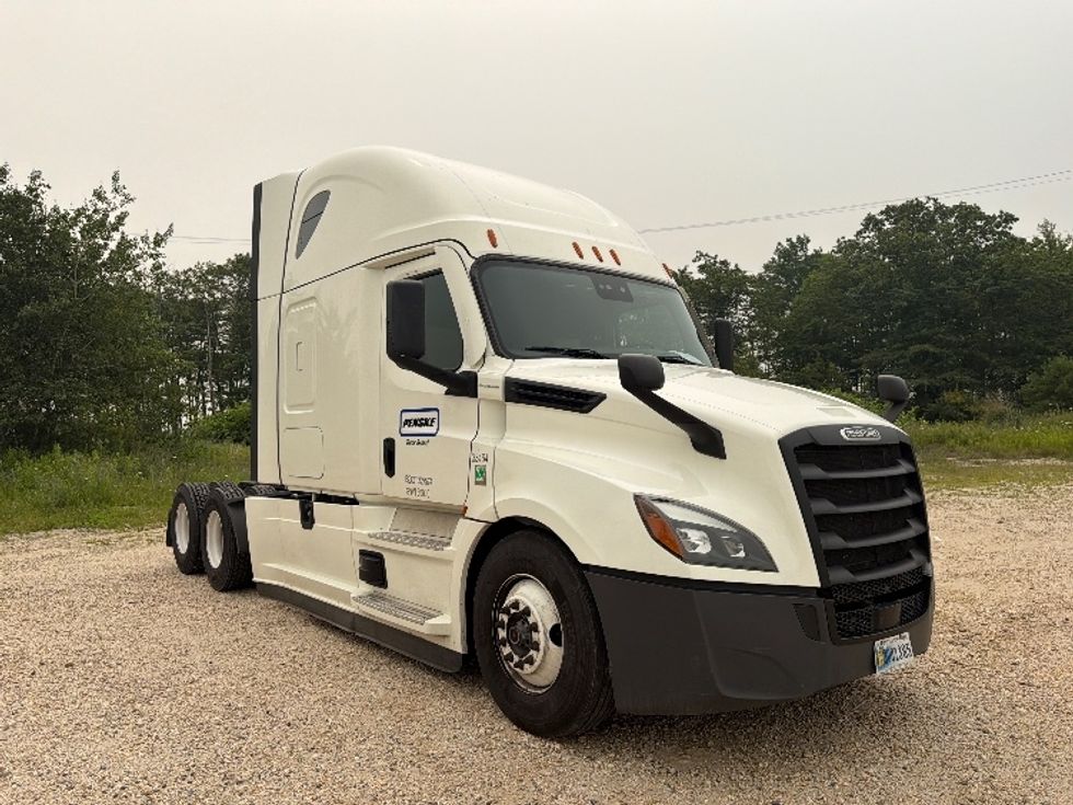 Sleeper Tractor-Heavy Duty Tractors-Freightliner-2021-T12664ST-Reading-PA-688,575\n\t\tmiles-$ 53,500 - Image 1