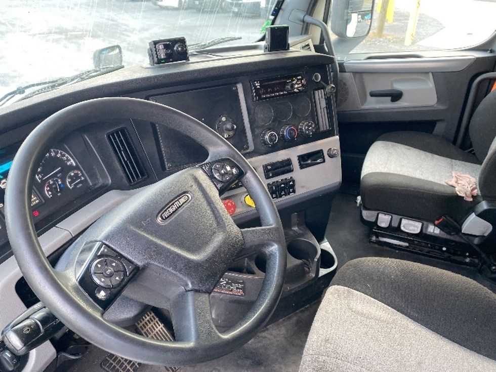 Sleeper Tractor-Heavy Duty Tractors-Freightliner-2021-T12664ST-Resaca-GA-439,053\n\t\tmiles-$ 74,500 - Image 10