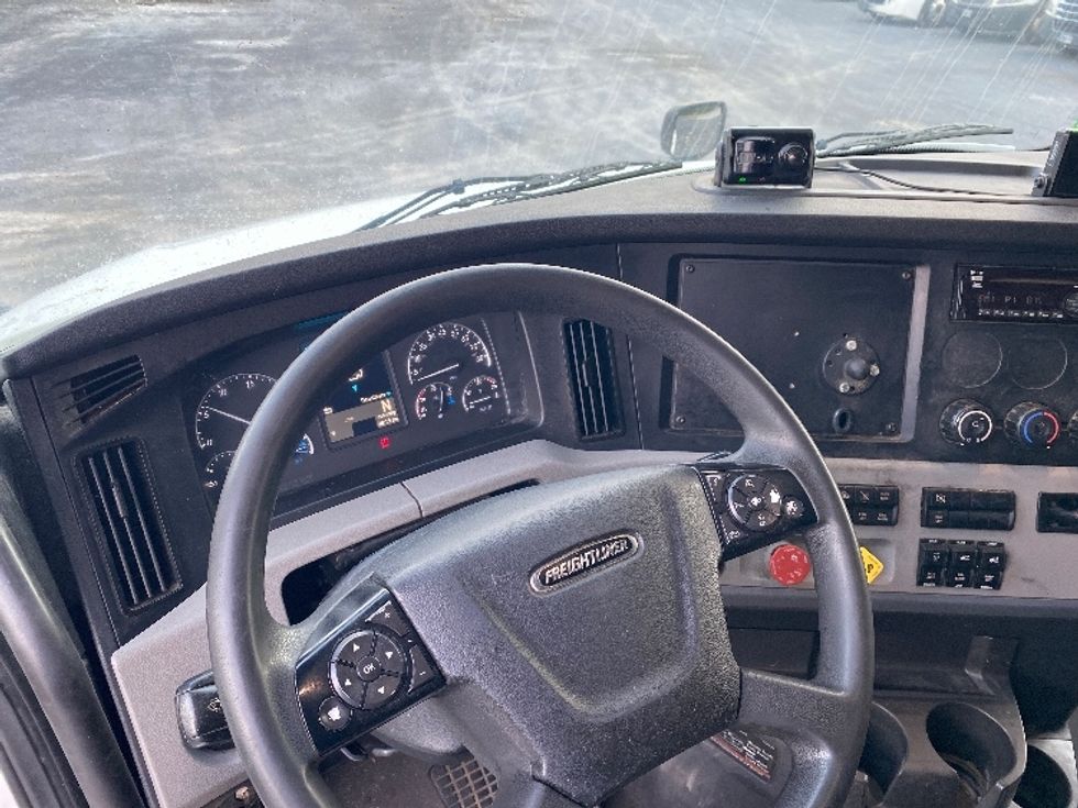 Sleeper Tractor-Heavy Duty Tractors-Freightliner-2021-T12664ST-Resaca-GA-439,053\n\t\tmiles-$ 74,500 - Image 11