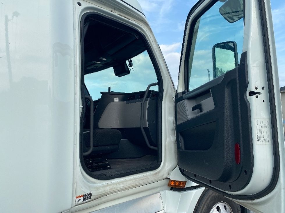 Sleeper Tractor-Heavy Duty Tractors-Freightliner-2021-T12664ST-Resaca-GA-439,053\n\t\tmiles-$ 74,500 - Image 13