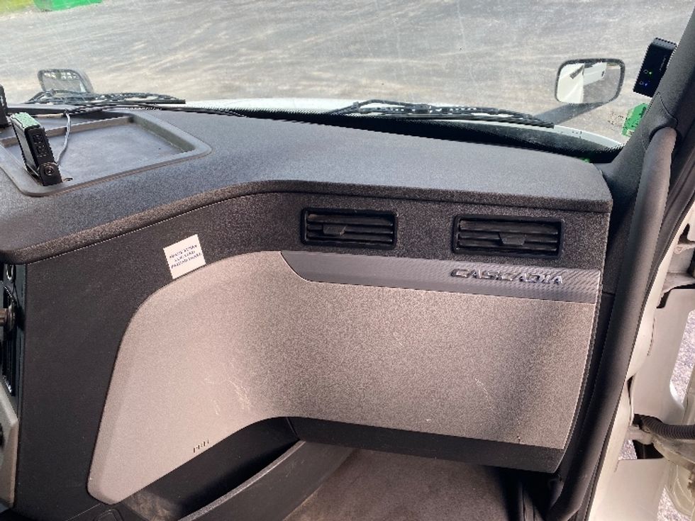 Sleeper Tractor-Heavy Duty Tractors-Freightliner-2021-T12664ST-Resaca-GA-439,053\n\t\tmiles-$ 74,500 - Image 14