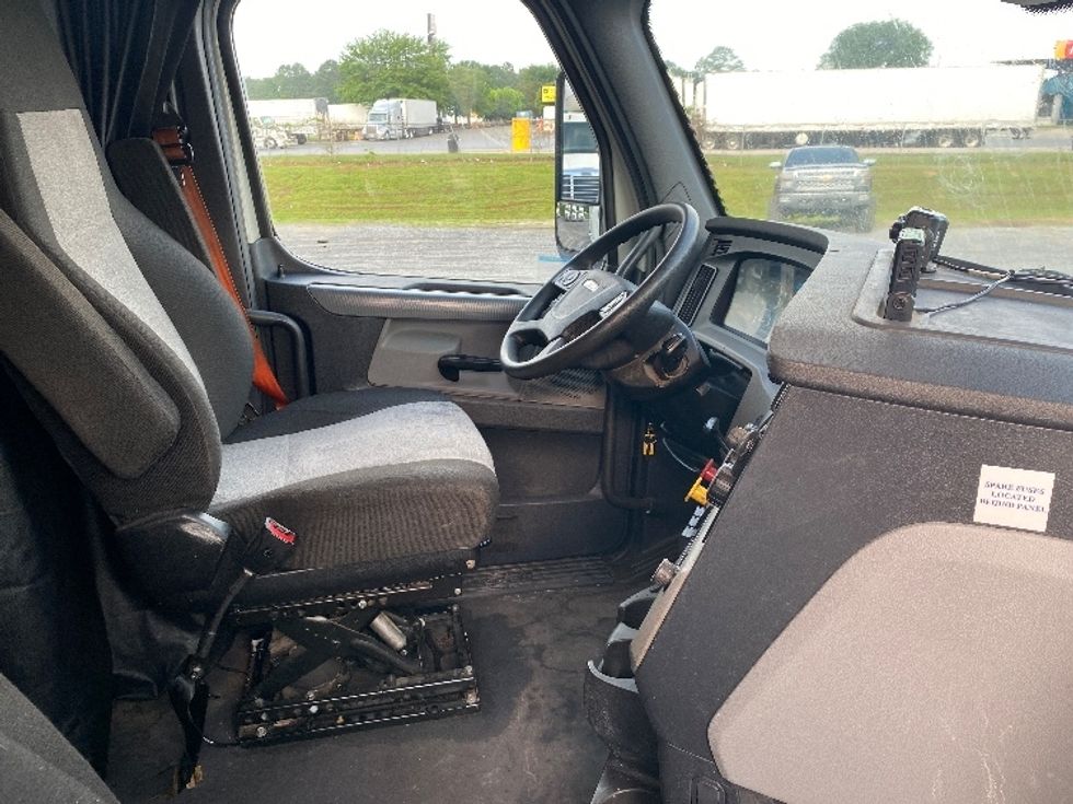 Sleeper Tractor-Heavy Duty Tractors-Freightliner-2021-T12664ST-Resaca-GA-439,053\n\t\tmiles-$ 74,500 - Image 15