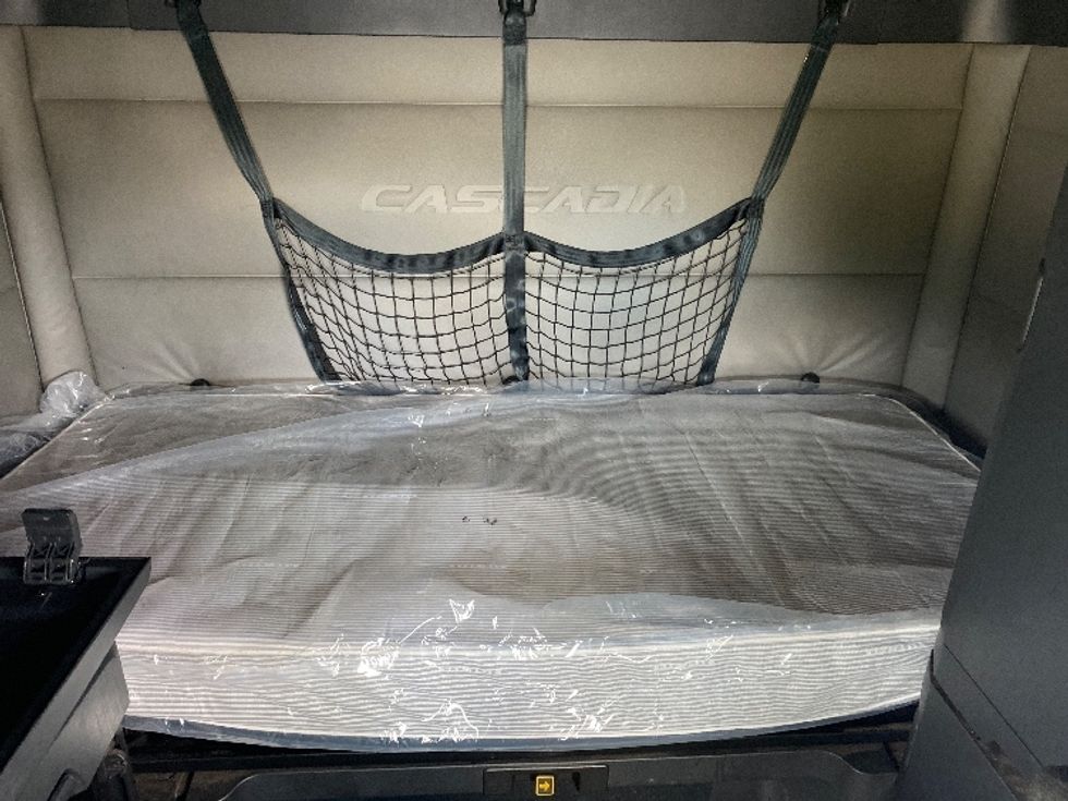 Sleeper Tractor-Heavy Duty Tractors-Freightliner-2021-T12664ST-Resaca-GA-439,053\n\t\tmiles-$ 74,500 - Image 16