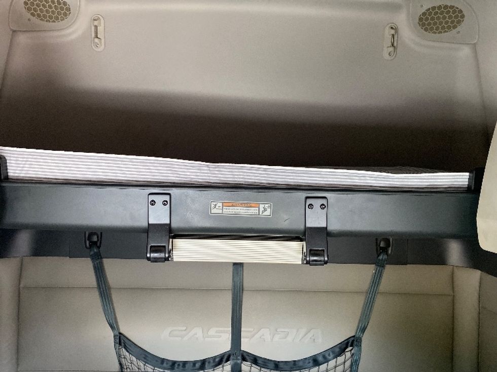 Sleeper Tractor-Heavy Duty Tractors-Freightliner-2021-T12664ST-Resaca-GA-439,053\n\t\tmiles-$ 74,500 - Image 17