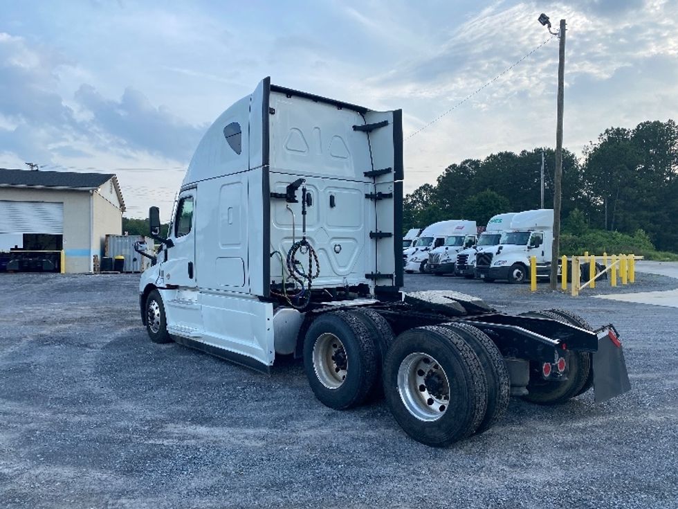 Sleeper Tractor-Heavy Duty Tractors-Freightliner-2021-T12664ST-Resaca-GA-439,053\n\t\tmiles-$ 74,500 - Image 5