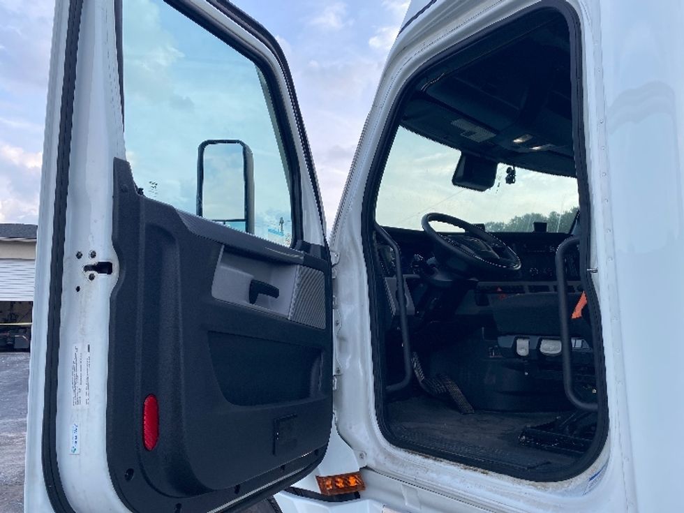 Sleeper Tractor-Heavy Duty Tractors-Freightliner-2021-T12664ST-Resaca-GA-439,053\n\t\tmiles-$ 74,500 - Image 9