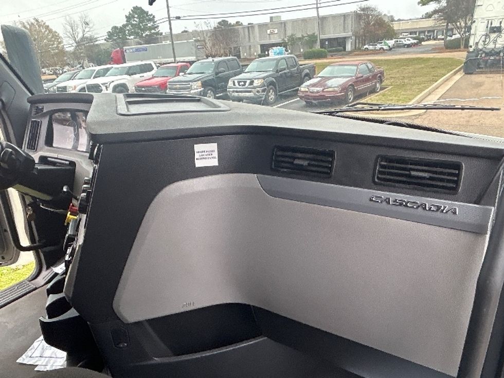 Sleeper Tractor-Heavy Duty Tractors-Freightliner-2021-T12664ST-Richland-MS-237,315\n\t\tmiles-$ 82,250 - Image 14