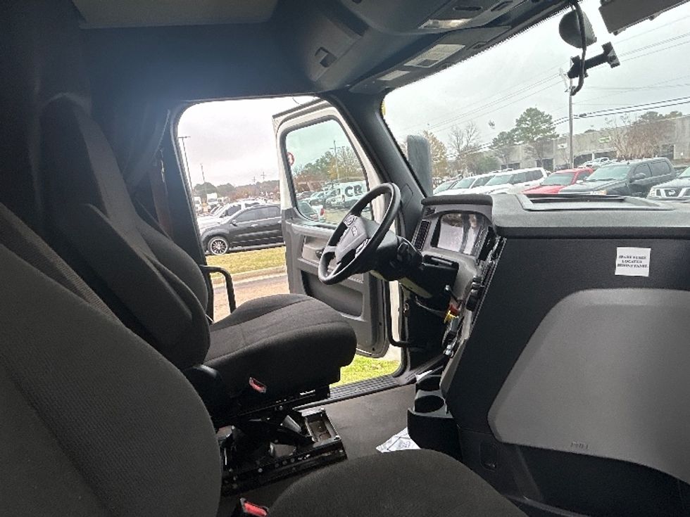 Sleeper Tractor-Heavy Duty Tractors-Freightliner-2021-T12664ST-Richland-MS-237,315\n\t\tmiles-$ 82,250 - Image 15