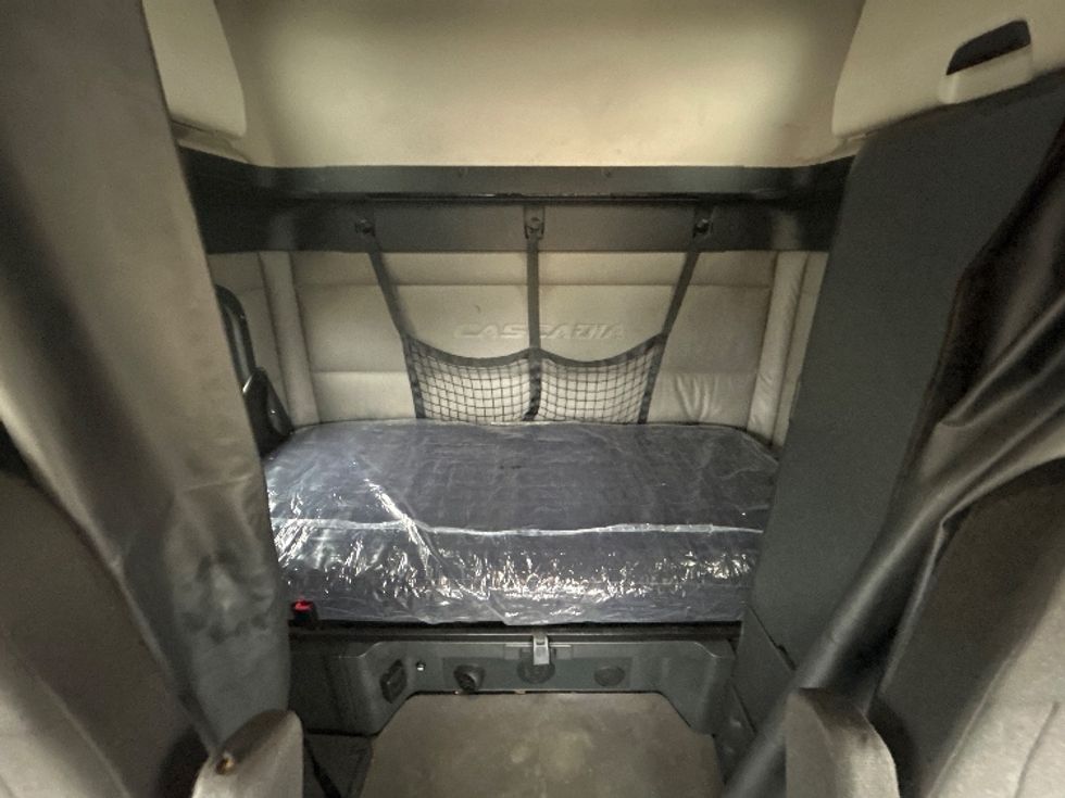 Sleeper Tractor-Heavy Duty Tractors-Freightliner-2021-T12664ST-Richland-MS-237,315\n\t\tmiles-$ 82,250 - Image 16