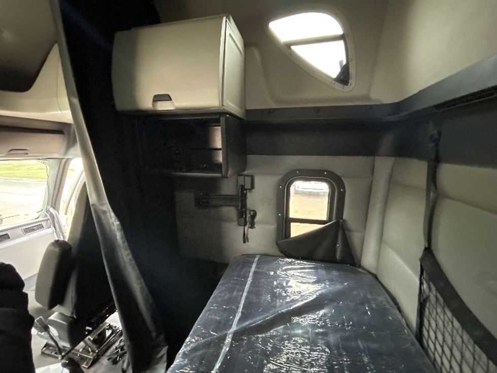 Sleeper Tractor-Heavy Duty Tractors-Freightliner-2021-T12664ST-Richland-MS-237,315\n\t\tmiles-$ 82,250 - Image 18