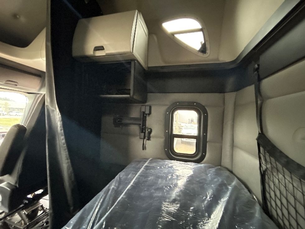 Sleeper Tractor-Heavy Duty Tractors-Freightliner-2021-T12664ST-Richland-MS-237,315\n\t\tmiles-$ 82,250 - Image 19