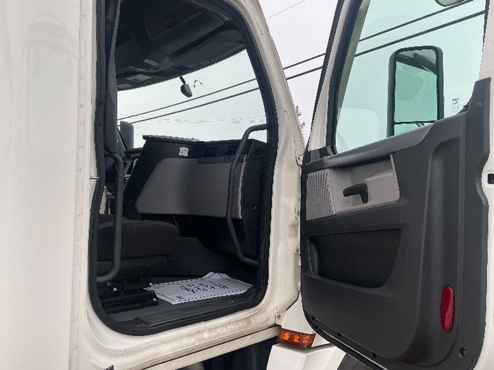 Sleeper Tractor-Heavy Duty Tractors-Freightliner-2021-T12664ST-Richland-MS-270,168\n\t\tmiles-$ 84,000 - Image 13