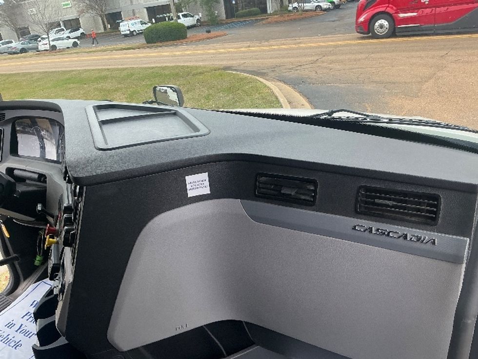 Sleeper Tractor-Heavy Duty Tractors-Freightliner-2021-T12664ST-Richland-MS-270,168\n\t\tmiles-$ 84,000 - Image 14