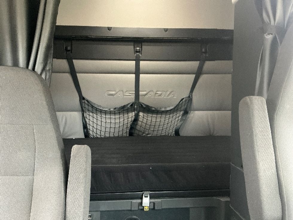 Sleeper Tractor-Heavy Duty Tractors-Freightliner-2021-T12664ST-Richland-MS-270,168\n\t\tmiles-$ 84,000 - Image 16