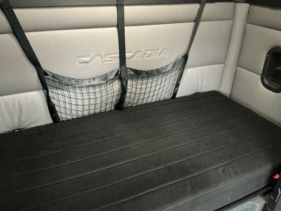 Sleeper Tractor-Heavy Duty Tractors-Freightliner-2021-T12664ST-Richland-MS-270,168\n\t\tmiles-$ 84,000 - Image 17