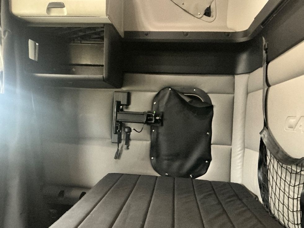 Sleeper Tractor-Heavy Duty Tractors-Freightliner-2021-T12664ST-Richland-MS-270,168\n\t\tmiles-$ 84,000 - Image 18