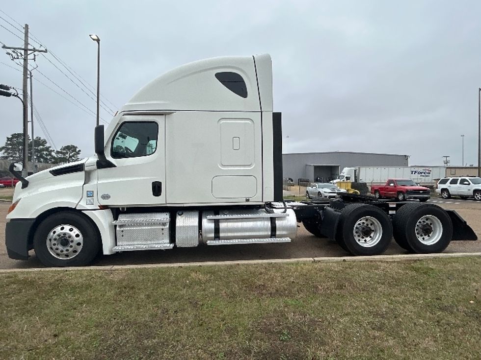 Sleeper Tractor-Heavy Duty Tractors-Freightliner-2021-T12664ST-Richland-MS-270,168\n\t\tmiles-$ 84,000 - Image 4