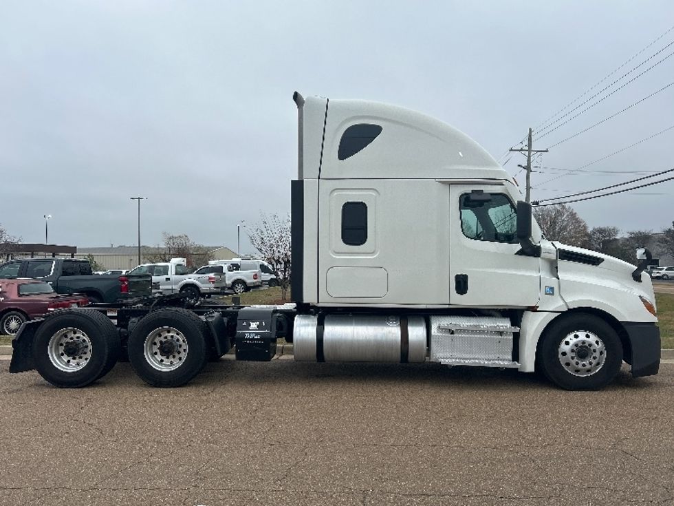 Sleeper Tractor-Heavy Duty Tractors-Freightliner-2021-T12664ST-Richland-MS-270,168\n\t\tmiles-$ 84,000 - Image 8