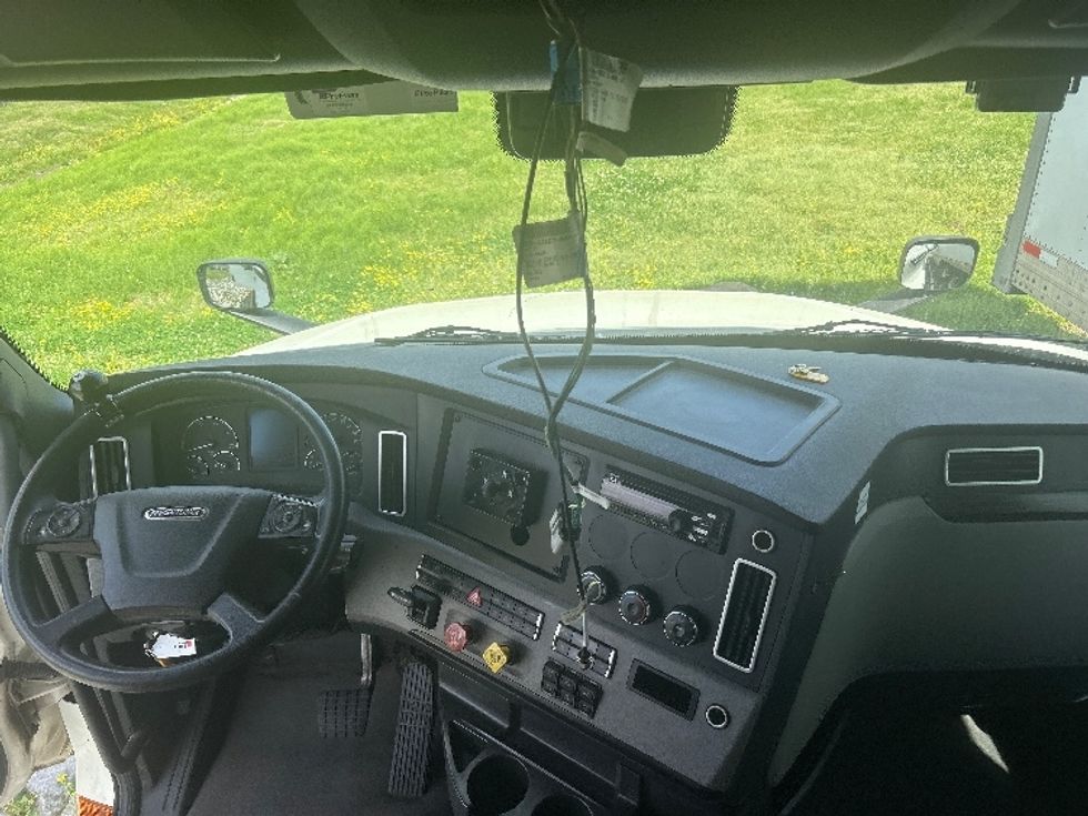Sleeper Tractor-Heavy Duty Tractors-Freightliner-2021-T12664ST-Richland-MS-573,514\n\t\tmiles-$ 14,000 - Image 11
