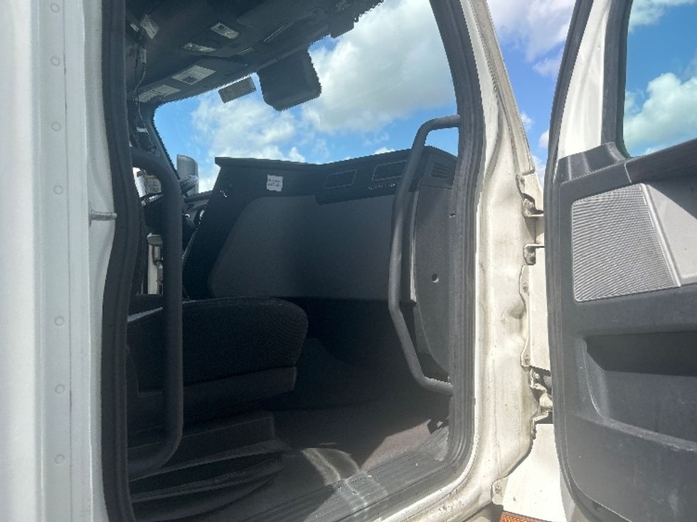 Sleeper Tractor-Heavy Duty Tractors-Freightliner-2021-T12664ST-Richland-MS-573,514\n\t\tmiles-$ 14,000 - Image 12