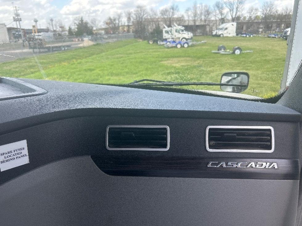 Sleeper Tractor-Heavy Duty Tractors-Freightliner-2021-T12664ST-Richland-MS-573,514\n\t\tmiles-$ 14,000 - Image 13