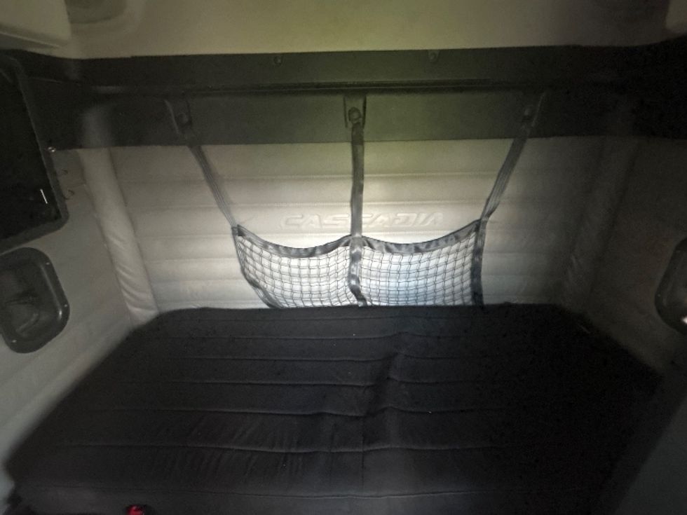 Sleeper Tractor-Heavy Duty Tractors-Freightliner-2021-T12664ST-Richland-MS-573,514\n\t\tmiles-$ 14,000 - Image 15