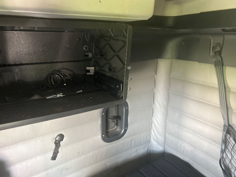 Sleeper Tractor-Heavy Duty Tractors-Freightliner-2021-T12664ST-Richland-MS-573,514\n\t\tmiles-$ 14,000 - Image 16