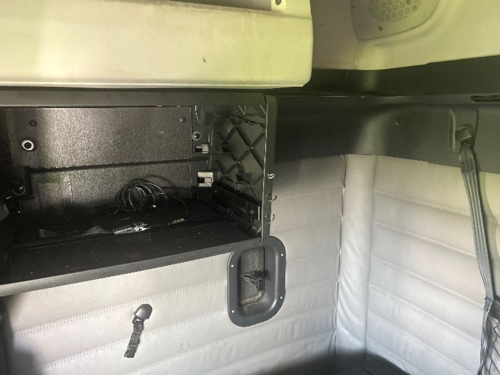 Sleeper Tractor-Heavy Duty Tractors-Freightliner-2021-T12664ST-Richland-MS-573,514\n\t\tmiles-$ 14,000 - Image 17