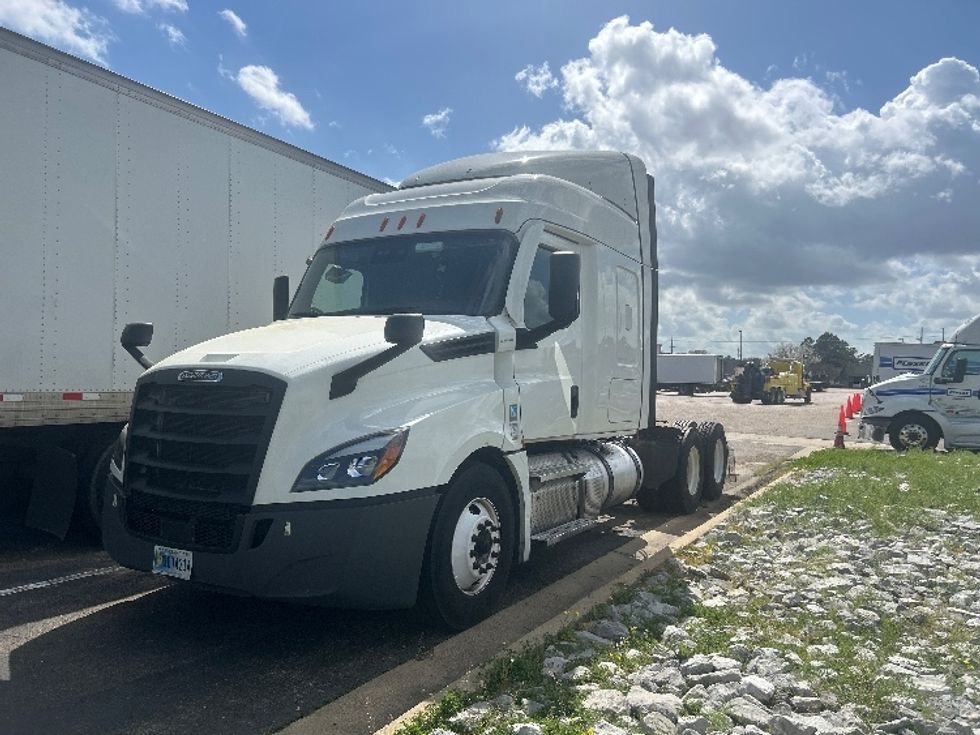 Sleeper Tractor-Heavy Duty Tractors-Freightliner-2021-T12664ST-Richland-MS-573,514\n\t\tmiles-$ 14,000 - Image 3