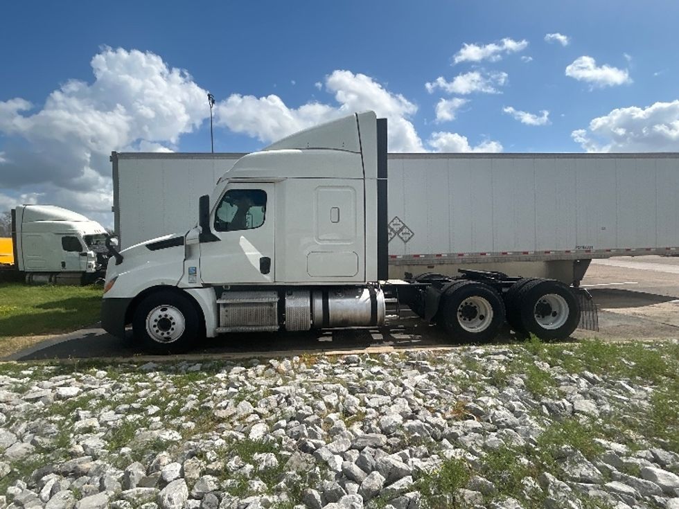 Sleeper Tractor-Heavy Duty Tractors-Freightliner-2021-T12664ST-Richland-MS-573,514\n\t\tmiles-$ 14,000 - Image 4