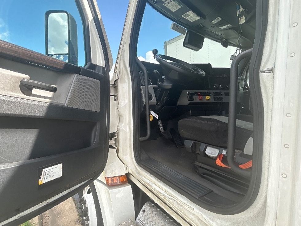 Sleeper Tractor-Heavy Duty Tractors-Freightliner-2021-T12664ST-Richland-MS-573,514\n\t\tmiles-$ 14,000 - Image 8