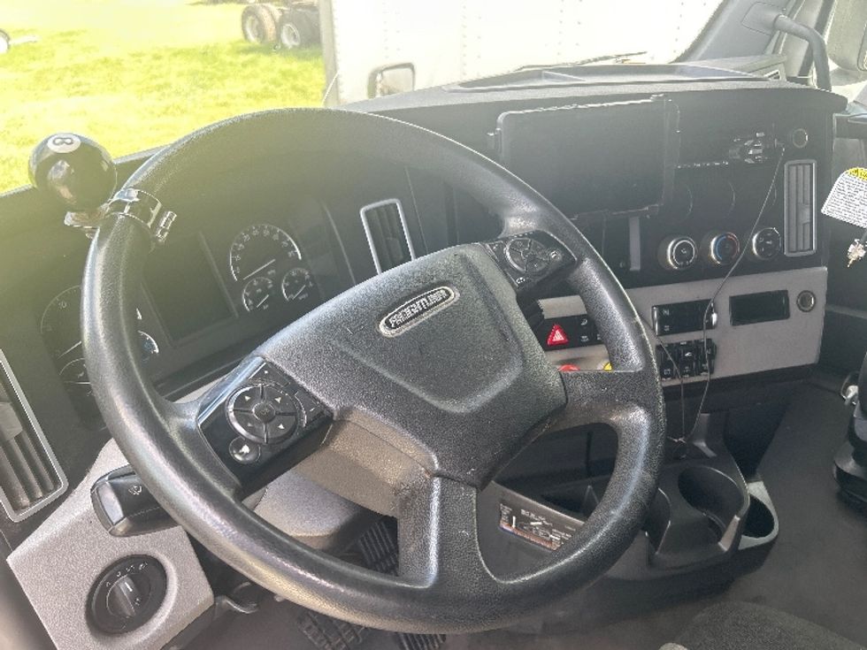 Sleeper Tractor-Heavy Duty Tractors-Freightliner-2021-T12664ST-Richland-MS-573,514\n\t\tmiles-$ 14,000 - Image 9