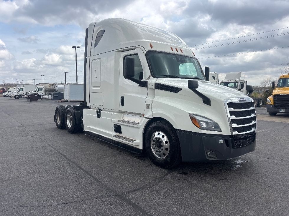 Sleeper Tractor-Heavy Duty Tractors-Freightliner-2021-T12664ST-Richmond-IN-711,432\n\t\tmiles-$ 40,750 - Image 1